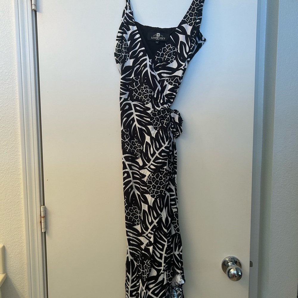 Chic Black and White Leaf Print Maxi Dress